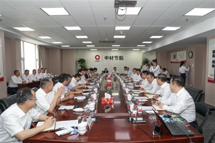 集團黨委書記、董事長周育先蒞臨中材節能調研指導